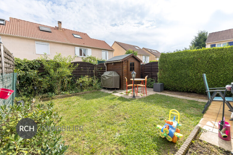 Photos du bien : Plaisir – Maison en parfait état avec jardin à deux pas des commerces, écoles et gares