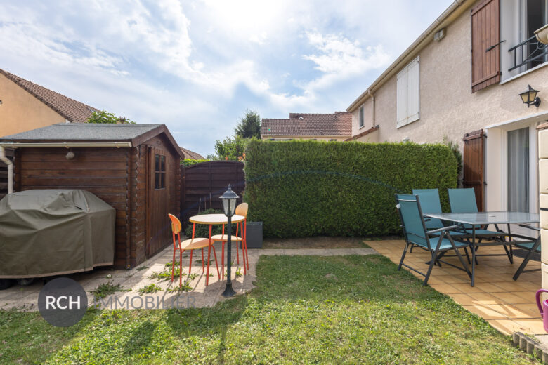 Photos du bien : Plaisir – Maison en parfait état avec jardin à deux pas des commerces, écoles et gares