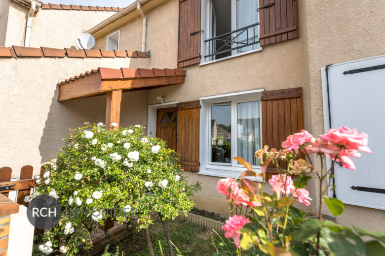 Photos du bien : Plaisir – Maison en parfait état avec jardin à deux pas des commerces, écoles et gares