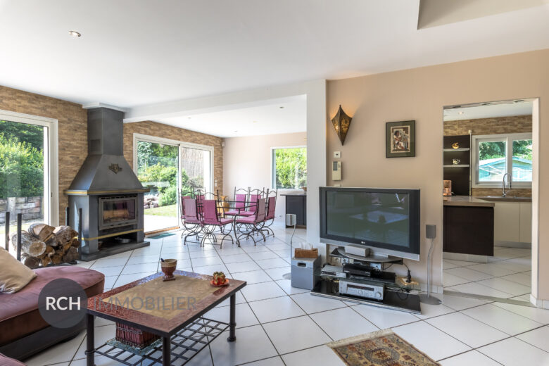 Photos du bien : Poigny-la-Forêt – Maison contemporaine en parfait état