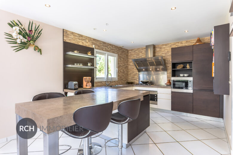 Photos du bien : Poigny-la-Forêt – Maison contemporaine en parfait état