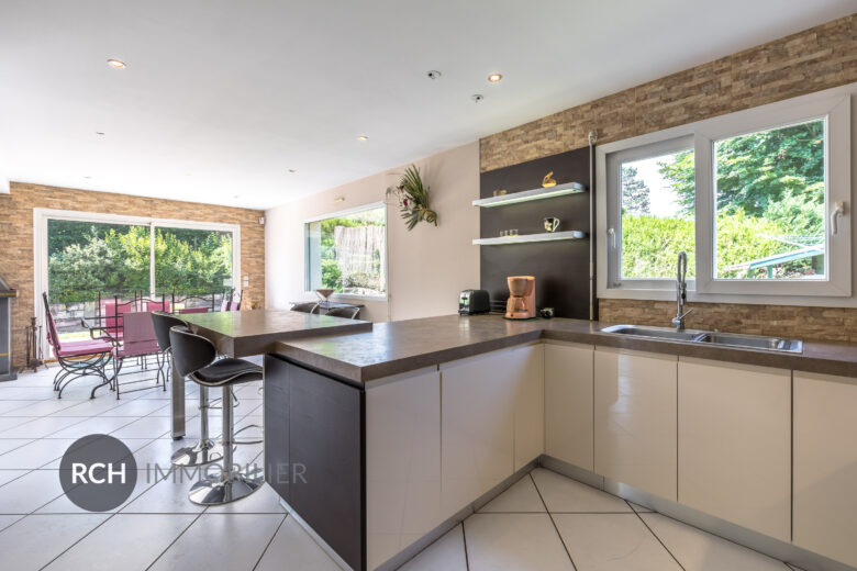 Photos du bien : Poigny-la-Forêt – Maison contemporaine en parfait état