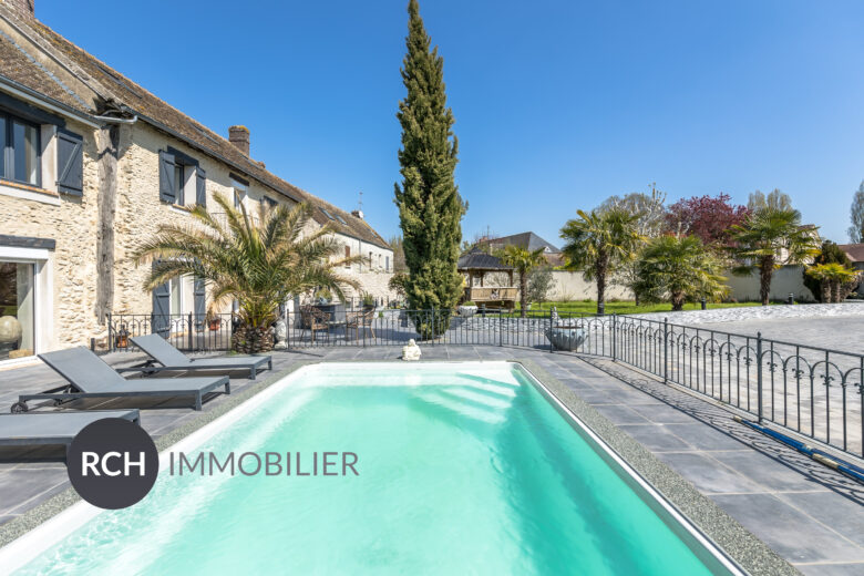 Photos du bien : Exclusivité – Richebourg – Belle maison ancienne avec piscine en coeur de village