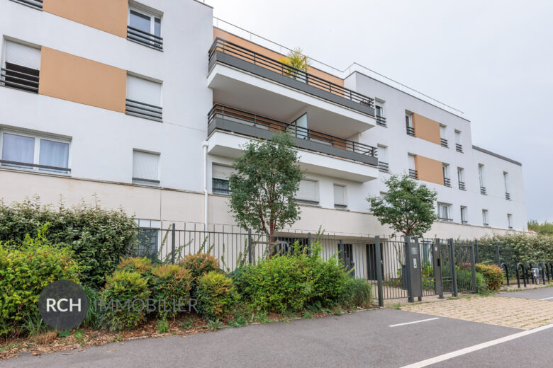 Photos du bien : Elancourt – Appartement 4 pièces avec terrasse et jardin privatif dans une résidence récente