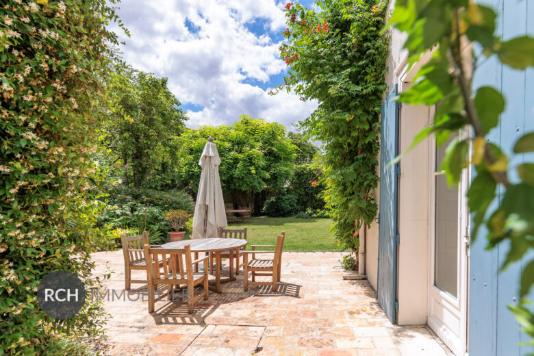 Photos du bien : Exclusivité – Houdan – Magnifique maison de maître avec jardin clos de murs au coeur du village médiéval