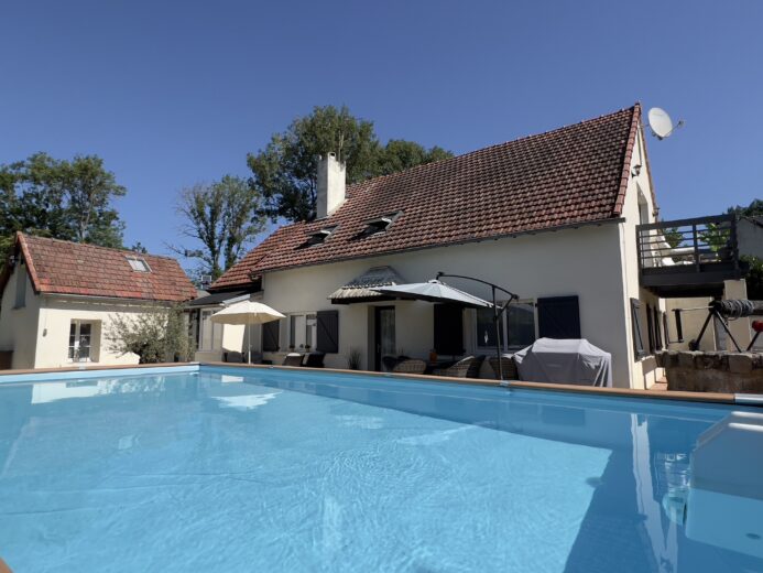 Photos du bien : Exclusivité – Gambais – Charmante maison familiale avec piscine chauffée