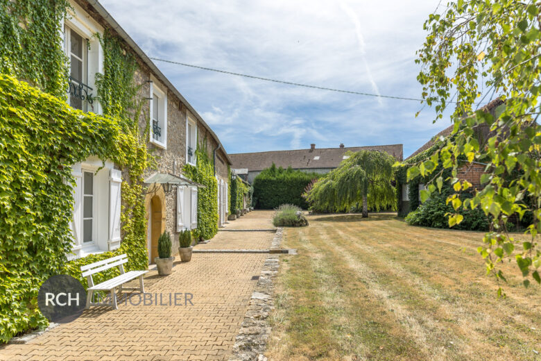 Photos du bien : Exclusivité – Orphin – Joli corps de ferme avec de nombreuses dépendances