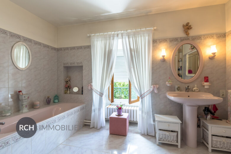 Photos du bien : Exclusivité – Orphin – Belle propriété ancienne avec dépendances