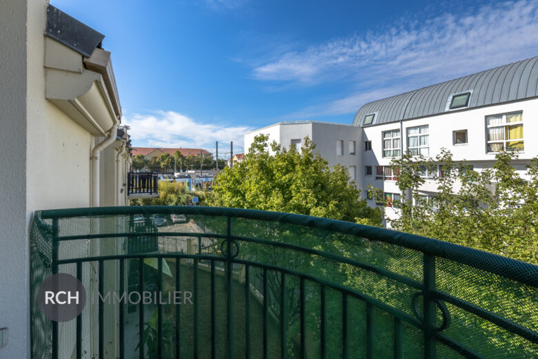 Photos du bien : Exclusivité – Plaisir – Studio avec balcon, dans une copropriété sécurisée