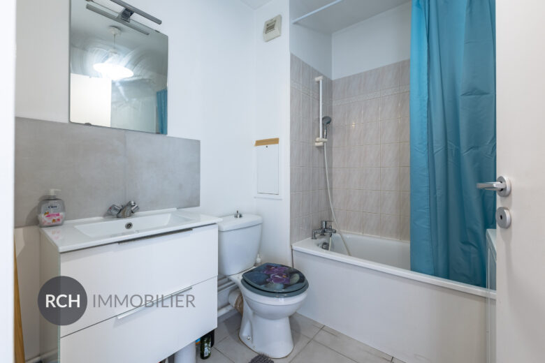 Photos du bien : Exclusivité – Plaisir – Studio avec balcon, dans une copropriété sécurisée