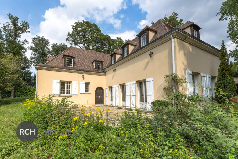 Photos du bien : Neauphle-le-Château – Propriété familiale sur beau terrain arboré