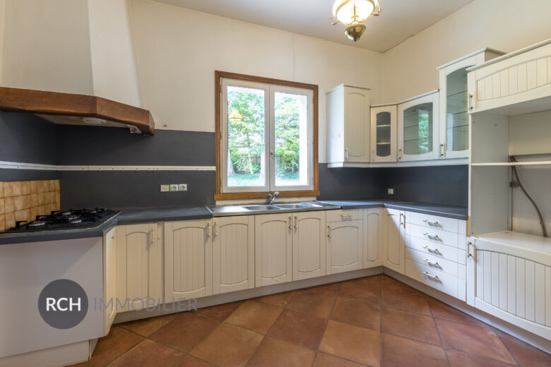 Photos du bien : Neauphle-le-Château – Propriété familiale sur beau terrain arboré