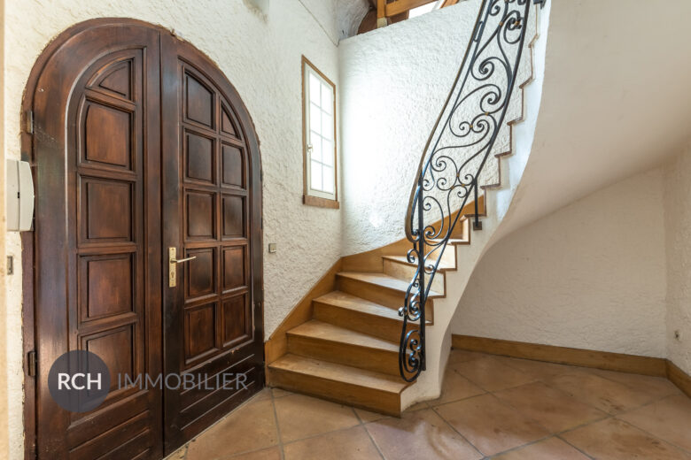 Photos du bien : Neauphle-le-Château – Propriété familiale sur beau terrain arboré