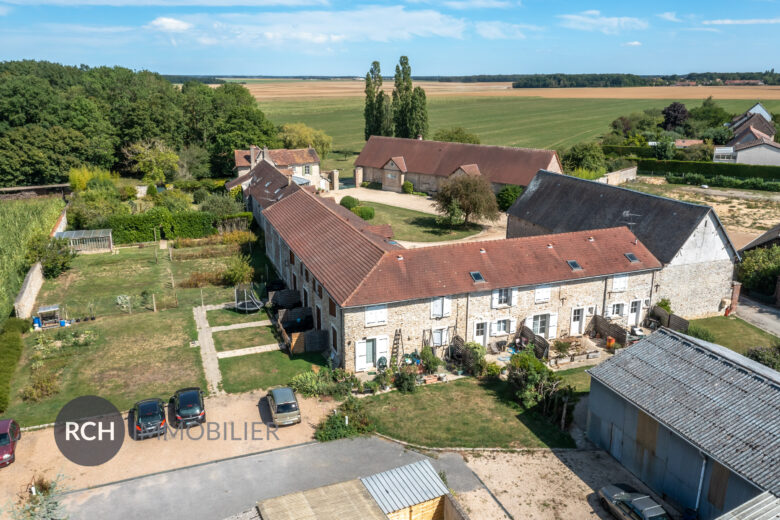 Photos du bien : Orphin – Magnifique corps de ferme avec nombreuses dépendances