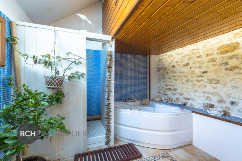 Photos du bien : Prunay-le-Temple – Belle maison en pierre avec piscine dans un environnement calme