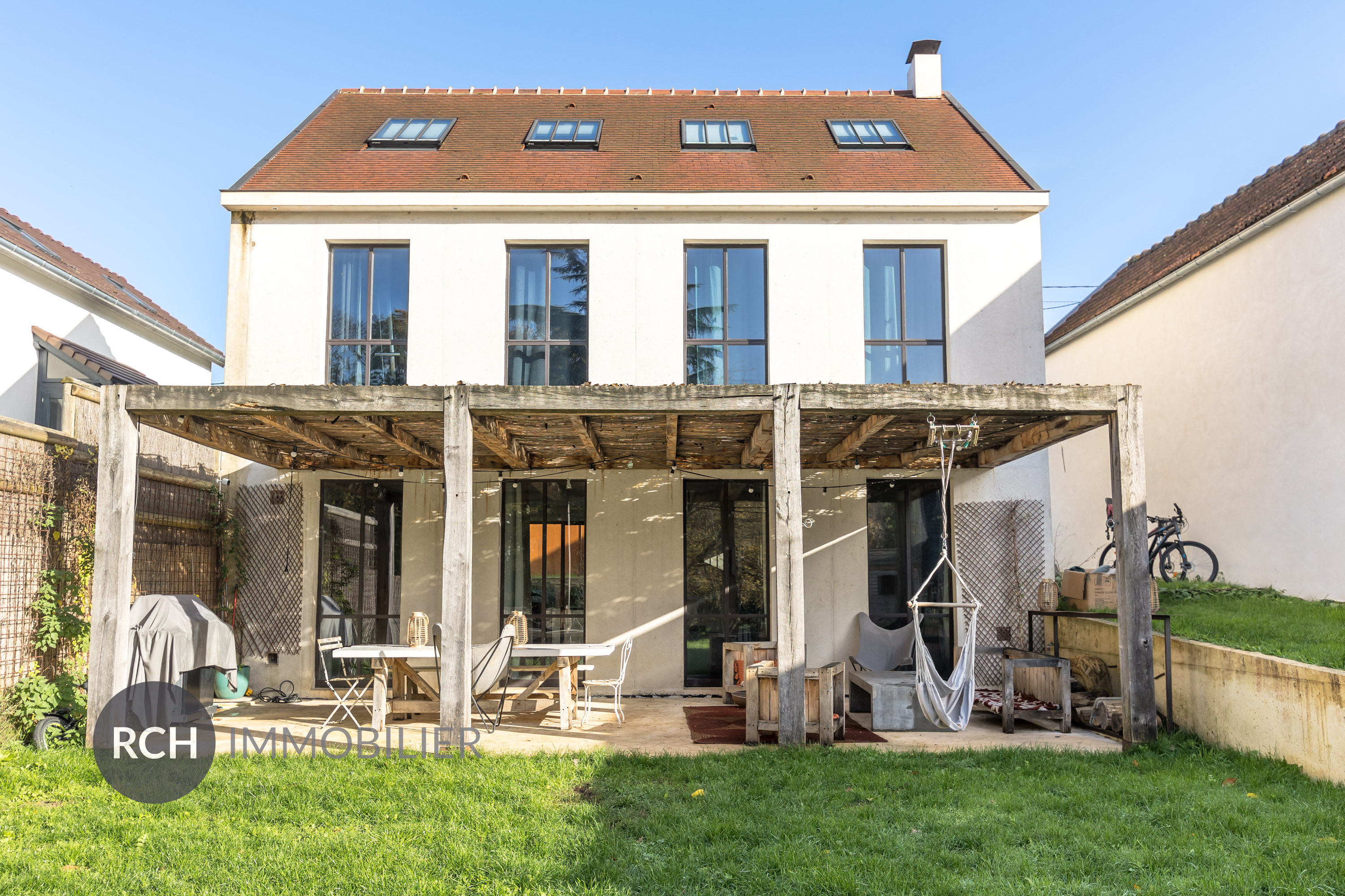 Photos du bien : Galluis – Belle maison contemporaine avec une grande pièce de vie