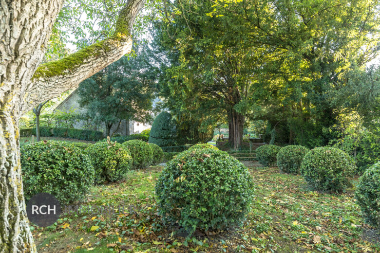 Photos du bien : Exclusivité – Vicq – Superbe propriété ancienne avec jardin à la française