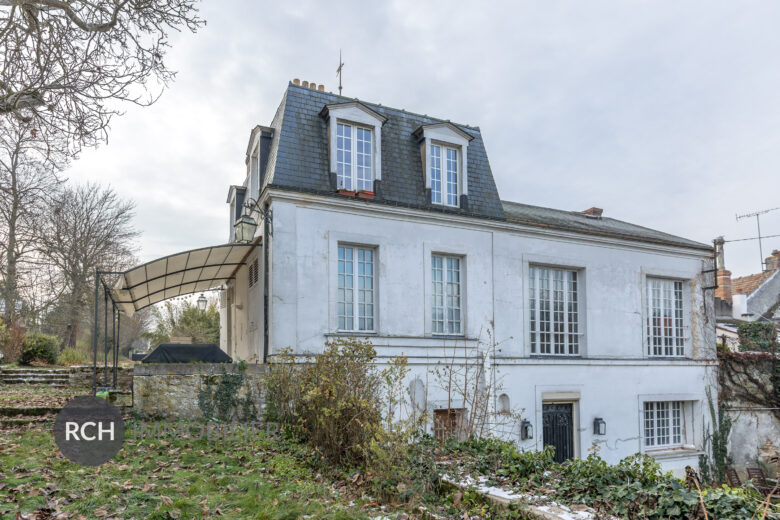 Photos du bien : Thiverval-Grignon – Propriété ancienne avec piscine dans un village recherché