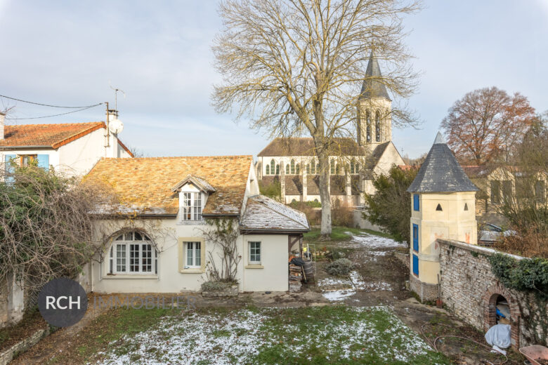 Photos du bien : Thiverval-Grignon – Propriété ancienne avec piscine dans un village recherché