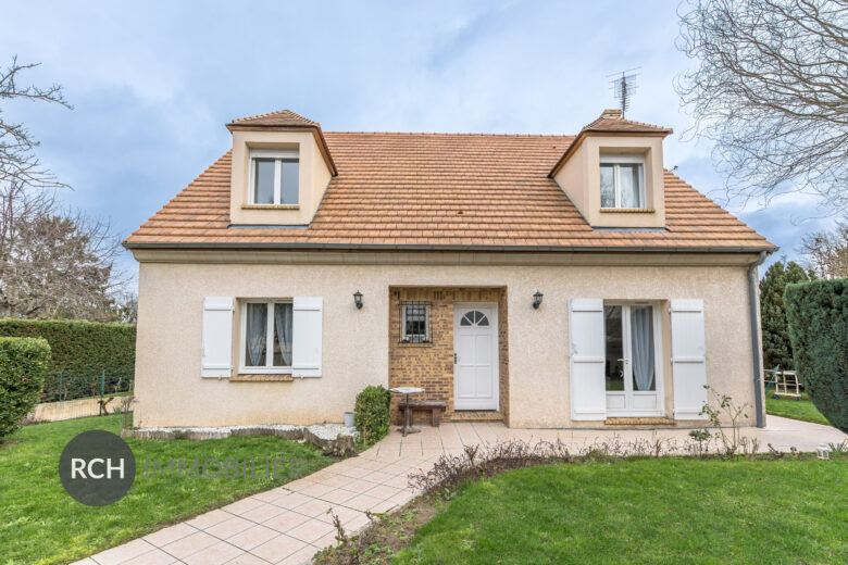 Photos du bien : Galluis – Jolie maison familiale avec piscine chauffée