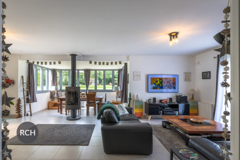 Photos du bien : Grosrouvre – Maison contemporaine avec piscine à débordement sur un beau terrain