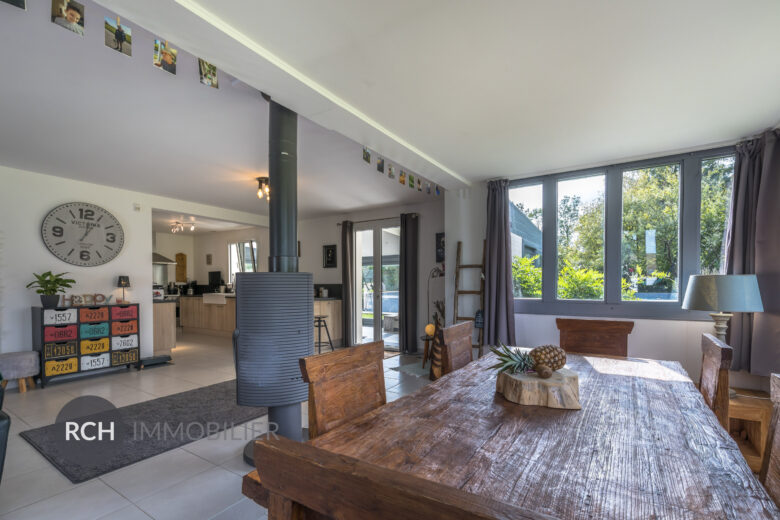 Photos du bien : Grosrouvre – Maison contemporaine avec piscine à débordement sur un beau terrain