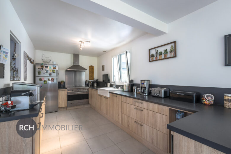 Photos du bien : Grosrouvre – Maison contemporaine avec piscine à débordement sur un beau terrain