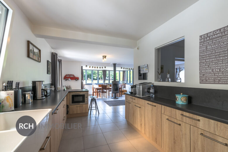 Photos du bien : Grosrouvre – Maison contemporaine avec piscine à débordement sur un beau terrain