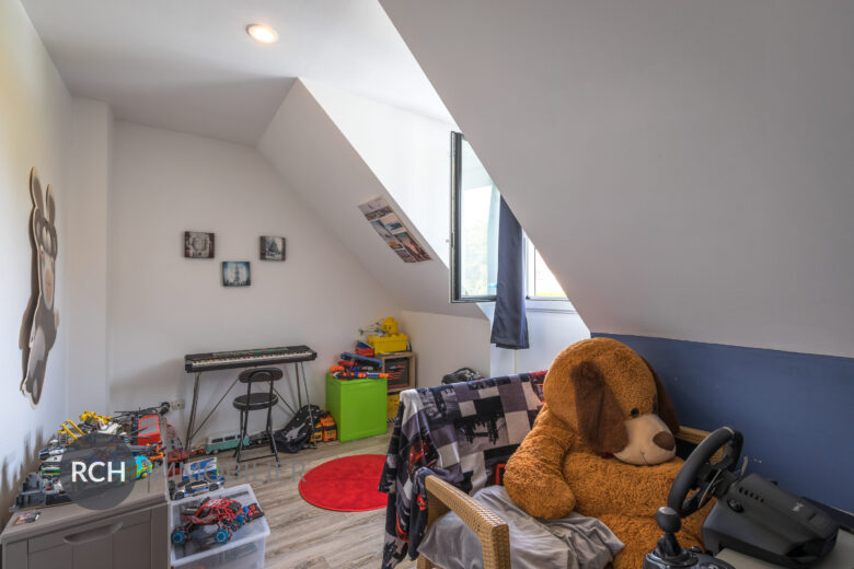 Photos du bien : Grosrouvre – Maison contemporaine avec piscine à débordement sur un beau terrain