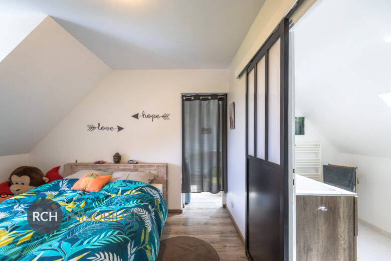 Photos du bien : Grosrouvre – Maison contemporaine avec piscine à débordement sur un beau terrain