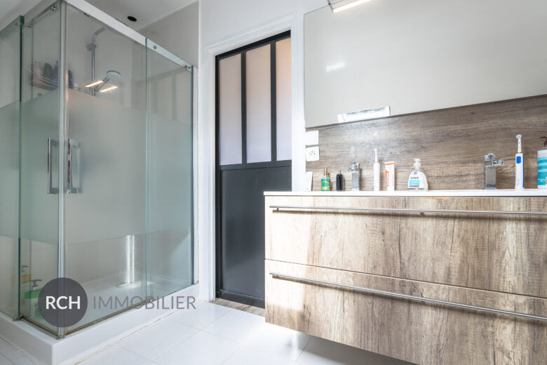 Photos du bien : Grosrouvre – Maison contemporaine avec piscine à débordement sur un beau terrain