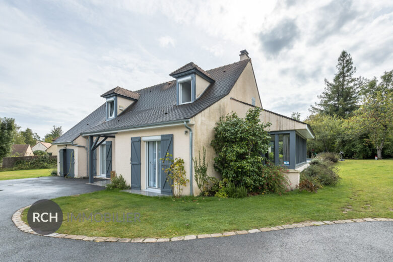 Photos du bien : Grosrouvre – Maison contemporaine avec piscine à débordement sur un beau terrain