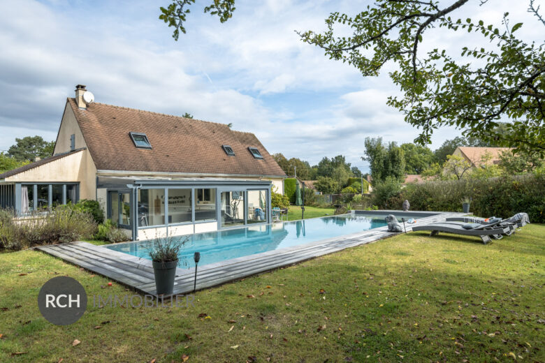 Photos du bien : Grosrouvre – Maison contemporaine avec piscine à débordement sur un beau terrain