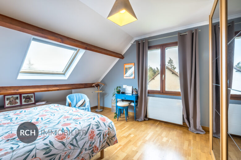 Photos du bien : Exclusivité – Saulx Marchais – Maison familiale avec dépendances sur un beau terrain arboré