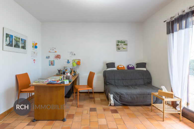 Photos du bien : Exclusivité – Saulx Marchais – Maison familiale avec dépendances sur un beau terrain arboré