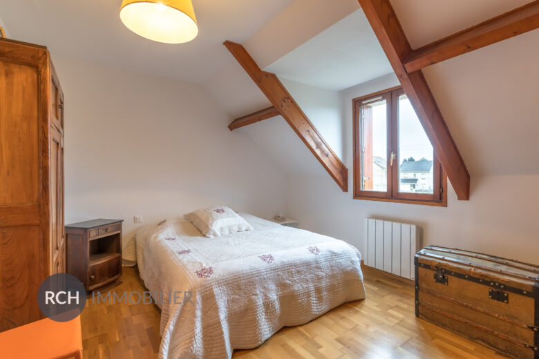 Photos du bien : Exclusivité – Saulx Marchais – Maison familiale avec dépendances sur un beau terrain arboré