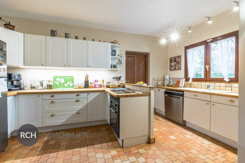 Photos du bien : Exclusivité – Saulx Marchais – Maison familiale avec dépendances sur un beau terrain arboré