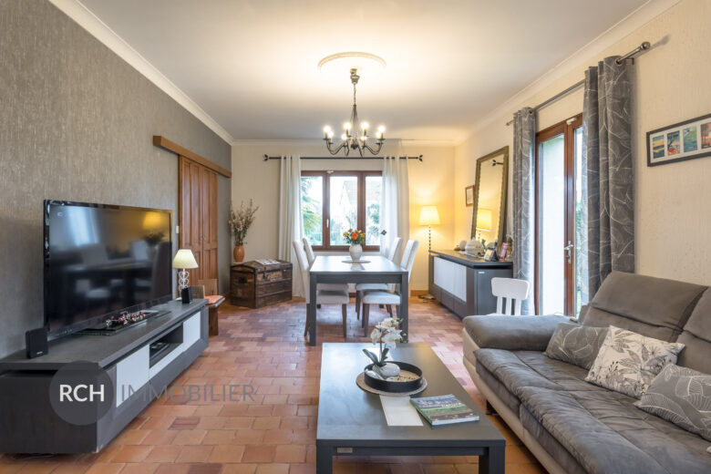 Photos du bien : Exclusivité – Saulx Marchais – Maison familiale avec dépendances sur un beau terrain arboré