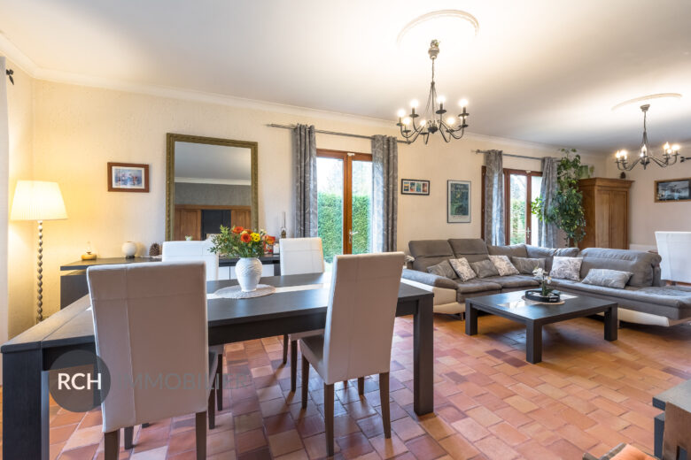 Photos du bien : Exclusivité – Saulx Marchais – Maison familiale avec dépendances sur un beau terrain arboré