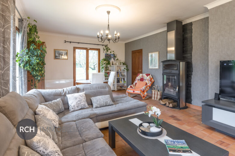 Photos du bien : Exclusivité – Saulx Marchais – Maison familiale avec dépendances sur un beau terrain arboré