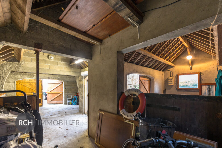 Photos du bien : Exclusivité – Saulx Marchais – Maison familiale avec dépendances sur un beau terrain arboré