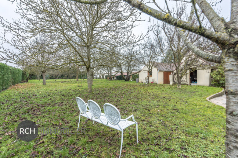 Photos du bien : Exclusivité – Saulx Marchais – Maison familiale avec dépendances sur un beau terrain arboré