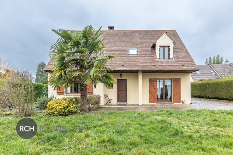 Photos du bien : Exclusivité – Saulx Marchais – Maison familiale avec dépendances sur un beau terrain arboré