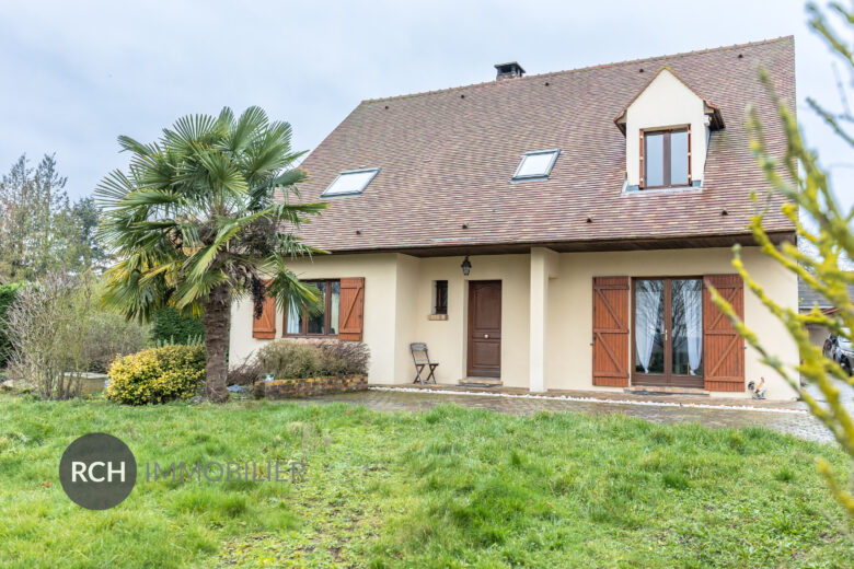 Photos du bien : Exclusivité – Saulx Marchais – Maison familiale avec dépendances sur un beau terrain arboré