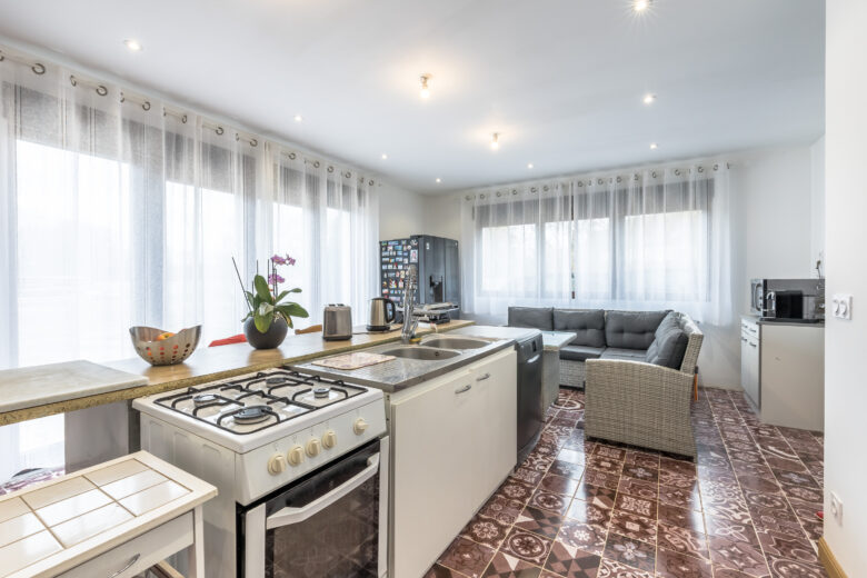 Photos du bien : Exclusivité – Bourdonné – Grande maison familiale récente avec forêt à pied