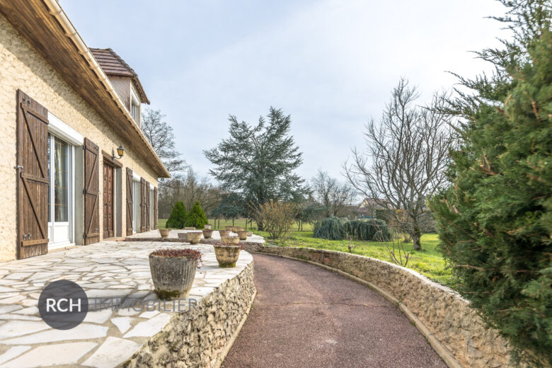 Photos du bien : Exclusivité – Richebourg – Maison familiale avec grand terrain dans un environnement préservé