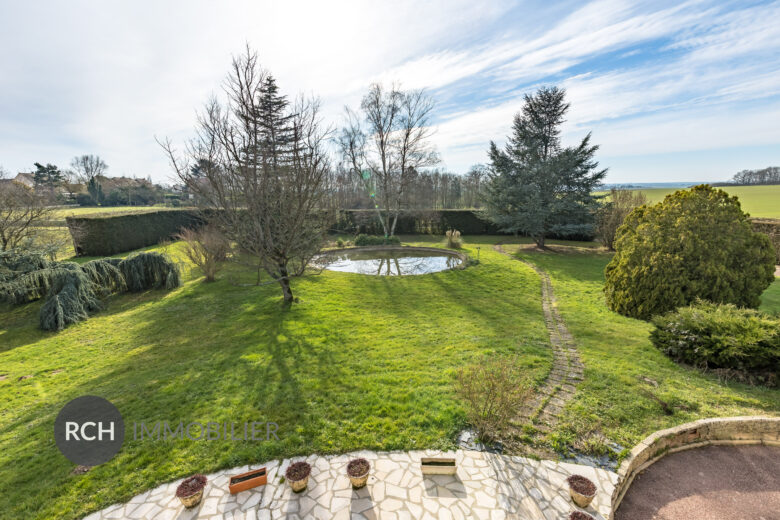 Photos du bien : Exclusivité – Richebourg – Maison familiale avec grand terrain dans un environnement préservé