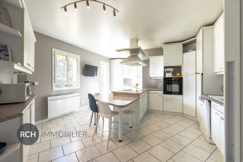 Photos du bien : Saint Rémy-l’Honoré – Grande maison familiale sur un beau terrain paysagé