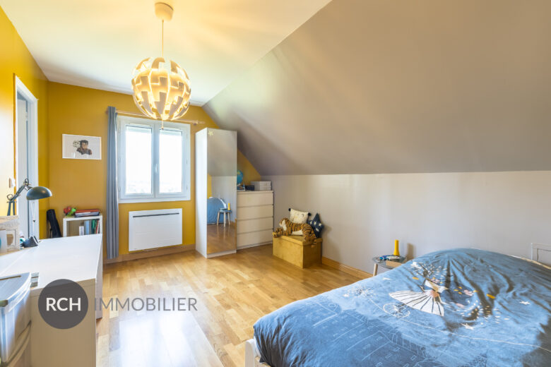 Photos du bien : Saint Rémy-l’Honoré – Grande maison familiale sur un beau terrain paysagé