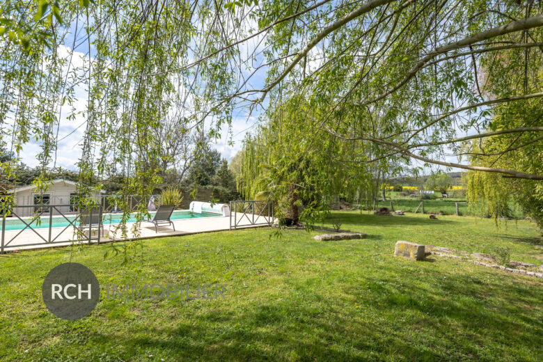 Photos du bien : Exclusivité – Bourdonné – Maison en bois avec piscine chauffée dans un environnement verdoyant